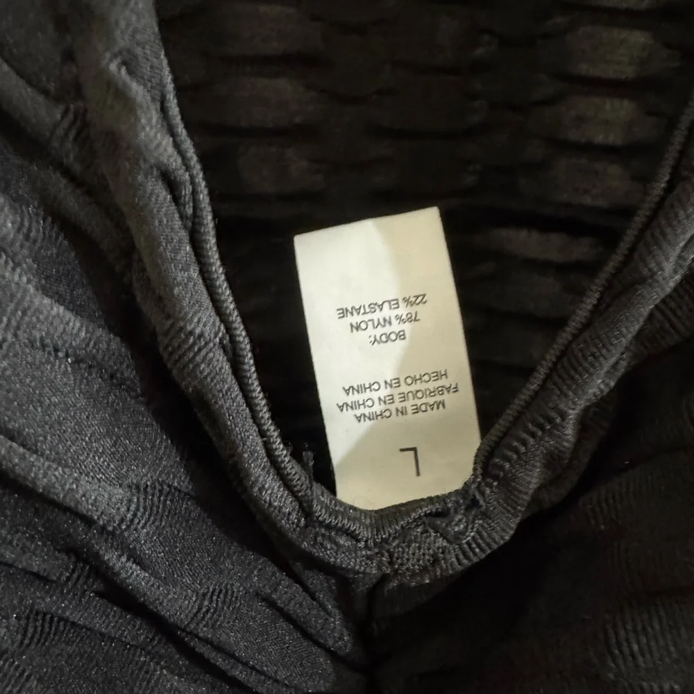NWOT Black Textured Sleeveless Romper - Picture 4 of 5